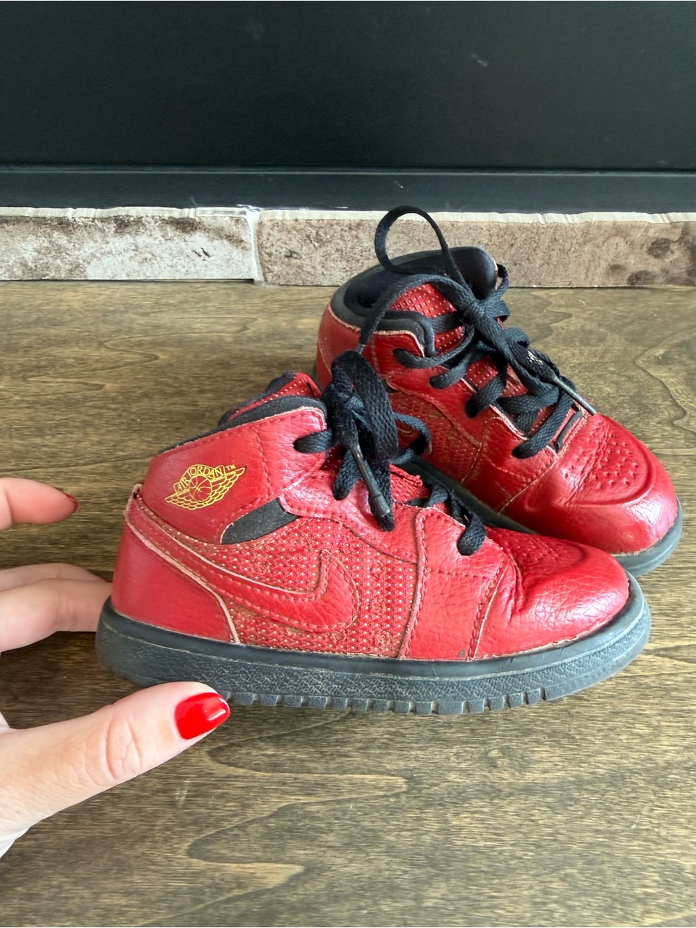 Jordan Air Jordan 1 Mid Sneaker Red Black Leather Kids US 8C EU 25 555080-601